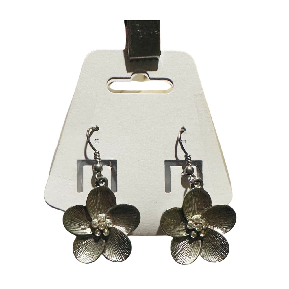 Silver flower earrings 🩶